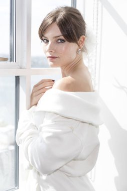 sahne arkasında modeli hazırlar