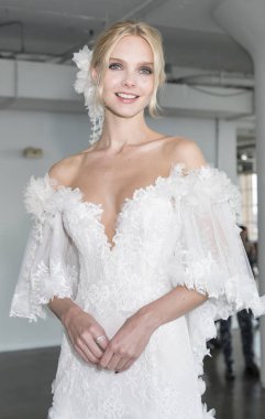 dışarı elbise modeli gösterir