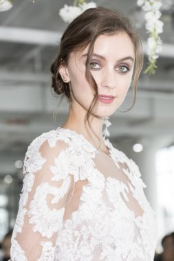 dışarı elbise modeli gösterir