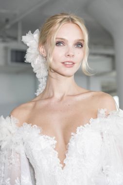 dışarı elbise modeli gösterir