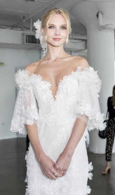 dışarı elbise modeli gösterir