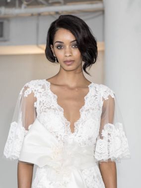 dışarı elbise modeli gösterir