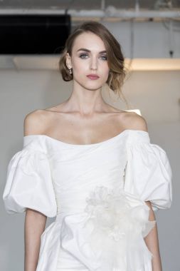 dışarı elbise modeli gösterir