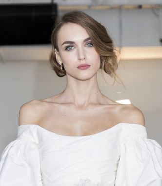 dışarı elbise modeli gösterir