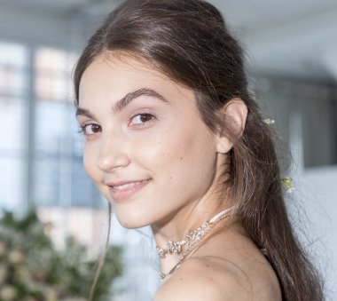 dışarı elbise modeli gösterir