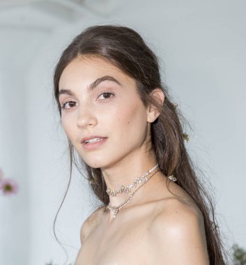 dışarı elbise modeli gösterir