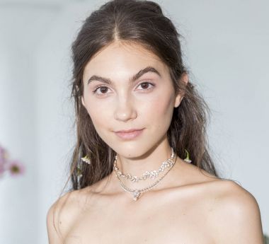 dışarı elbise modeli gösterir