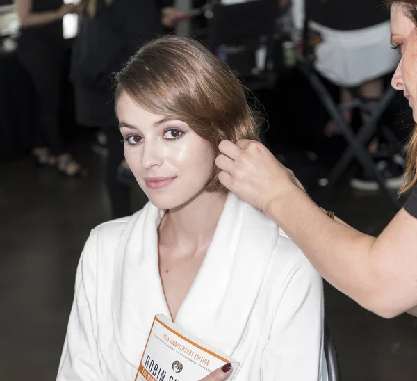 sahne arkasında modeli hazırlar