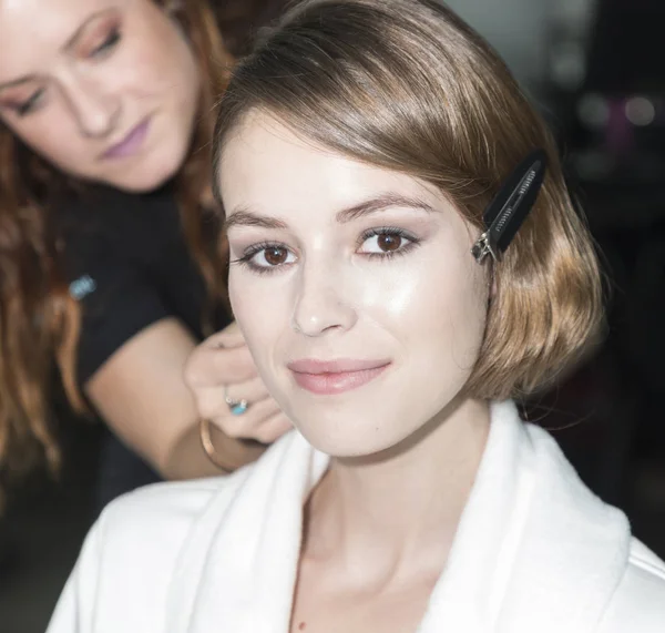 sahne arkasında modeli hazırlar