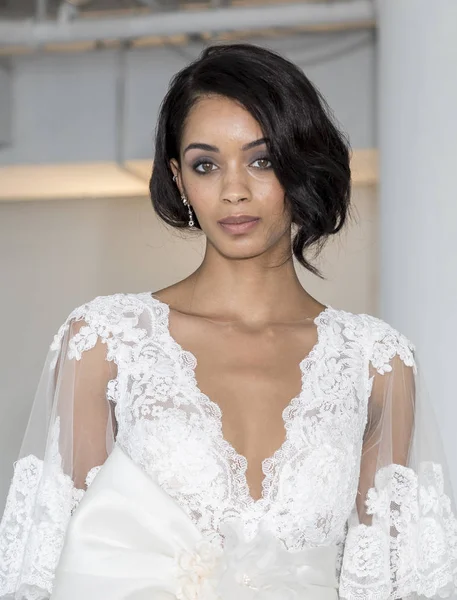 dışarı elbise modeli gösterir