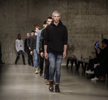 Pist modelleri yürümek