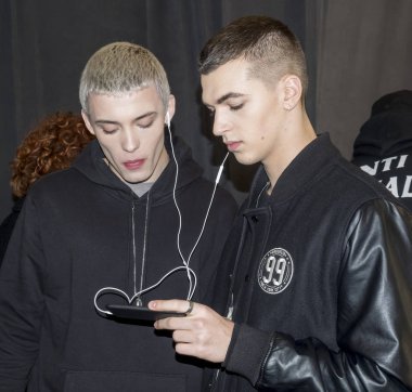 sahne arkasında modelleri hazırlamak