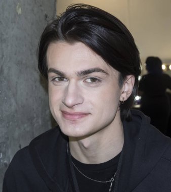 sahne arkasında modeli hazırlar