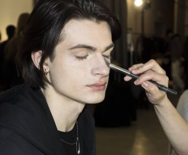 sahne arkasında modeli hazırlar