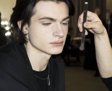 sahne arkasında modeli hazırlar