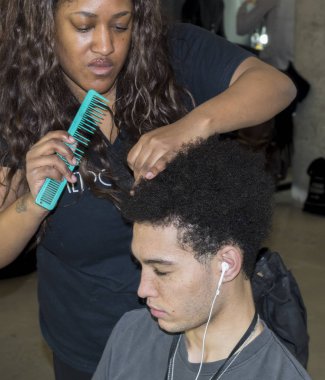 sahne arkasında modeli hazırlar