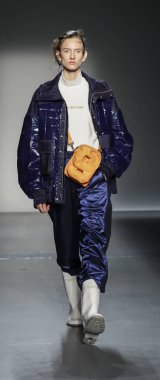 model yürüyen pist