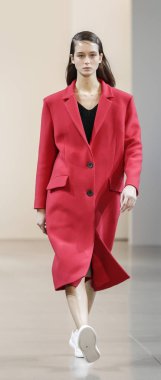 Modeli pist yürür 