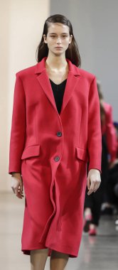 Modeli pist yürür 