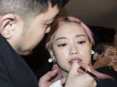 sahne arkasında modeli hazırlar