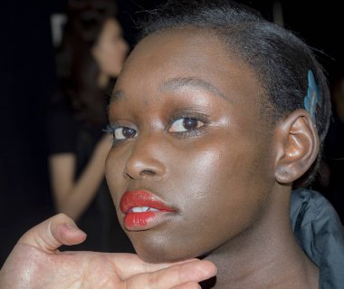 sahne arkasında modeli hazırlar