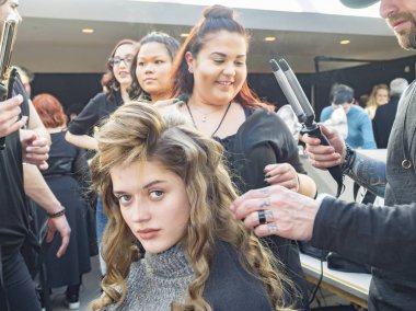 sahne arkasında modeli hazırlar