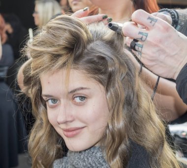 sahne arkasında modeli hazırlar