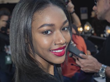 sahne arkasında modeli hazırlar