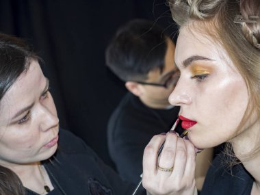 sahne arkasında modeli hazırlar