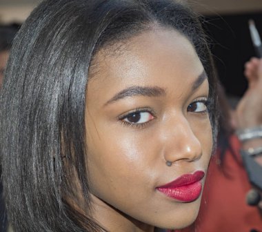 sahne arkasında modeli hazırlar