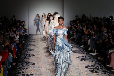 Pist modelleri yürümek