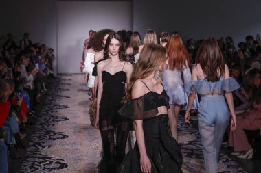 Pist modelleri yürümek