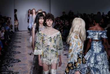 Pist modelleri yürümek