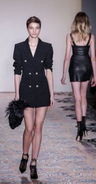 Pist modelleri yürümek