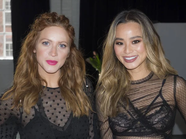 Actrices Brittany Snow y Jamie Chung — Foto de Stock