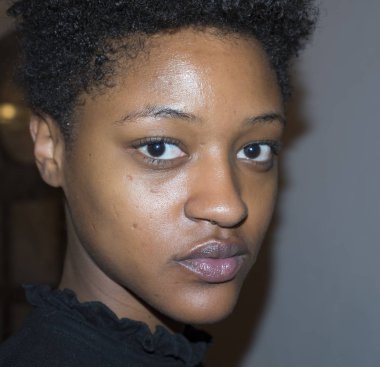 sahne arkasında modeli hazırlar