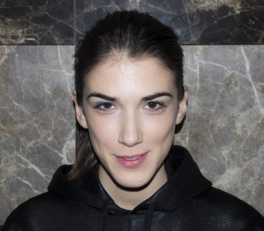 sahne arkasında modeli hazırlar