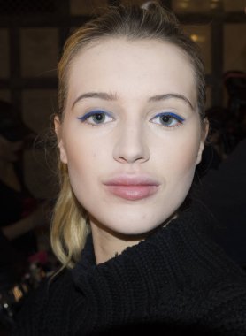 sahne arkasında modeli hazırlar