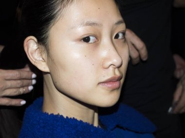 sahne arkasında modeli hazırlar