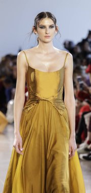 New York, Amerika Birleşik Devletleri - 14 Şubat 2018: Bir model yürür pist Leanne Marshall sonbahar/kış 2018 pist gösterisi sırasında bahar Studios, Manhattan, New York moda haftası için