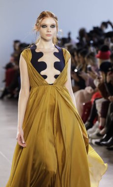 New York, Amerika Birleşik Devletleri - 14 Şubat 2018: Bir model yürür pist Leanne Marshall sonbahar/kış 2018 pist gösterisi sırasında bahar Studios, Manhattan, New York moda haftası için