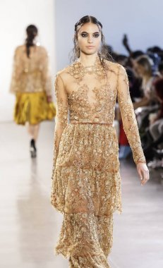 New York, Amerika Birleşik Devletleri - 14 Şubat 2018: Bir model yürür pist Leanne Marshall sonbahar/kış 2018 pist gösterisi sırasında bahar Studios, Manhattan, New York moda haftası için