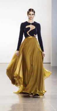 New York, Amerika Birleşik Devletleri - 14 Şubat 2018: Bir model yürür pist Leanne Marshall sonbahar/kış 2018 pist gösterisi sırasında bahar Studios, Manhattan, New York moda haftası için