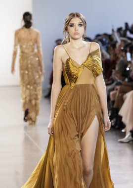 New York, Amerika Birleşik Devletleri - 14 Şubat 2018: Bir model yürür pist Leanne Marshall sonbahar/kış 2018 pist gösterisi sırasında bahar Studios, Manhattan, New York moda haftası için