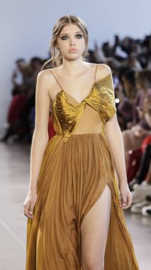 New York, Amerika Birleşik Devletleri - 14 Şubat 2018: Bir model yürür pist Leanne Marshall sonbahar/kış 2018 pist gösterisi sırasında bahar Studios, Manhattan, New York moda haftası için