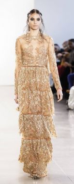 New York, Amerika Birleşik Devletleri - 14 Şubat 2018: Bir model yürür pist Leanne Marshall sonbahar/kış 2018 pist gösterisi sırasında bahar Studios, Manhattan, New York moda haftası için