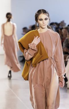 New York, Amerika Birleşik Devletleri - 14 Şubat 2018: Bir model yürür pist Leanne Marshall sonbahar/kış 2018 pist gösterisi sırasında bahar Studios, Manhattan, New York moda haftası için