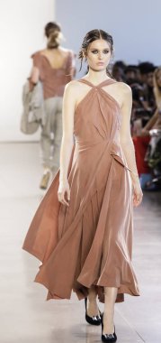 New York, Amerika Birleşik Devletleri - 14 Şubat 2018: Bir model yürür pist Leanne Marshall sonbahar/kış 2018 pist gösterisi sırasında bahar Studios, Manhattan, New York moda haftası için