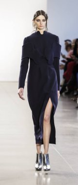 New York, Amerika Birleşik Devletleri - 14 Şubat 2018: Bir model yürür pist Leanne Marshall sonbahar/kış 2018 pist gösterisi sırasında bahar Studios, Manhattan, New York moda haftası için