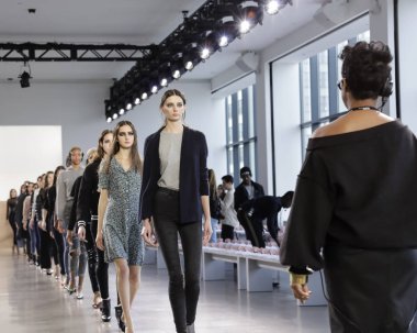 Pist prova modelleri yürümek